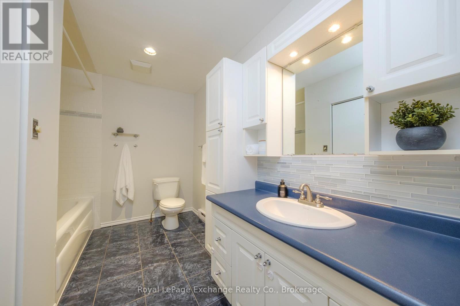 287 Queen Street, Kincardine, Ontario  N2Z 2R6 - Photo 13 - X12196006