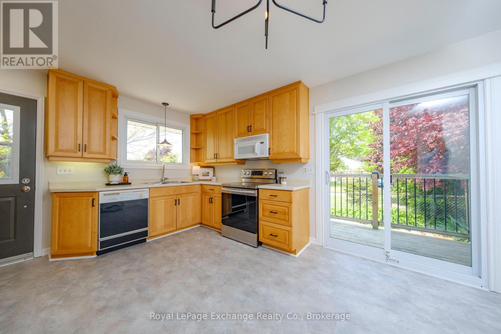 287 Queen Street, Kincardine, Ontario  N2Z 2R6 - Photo 6 - X12196006