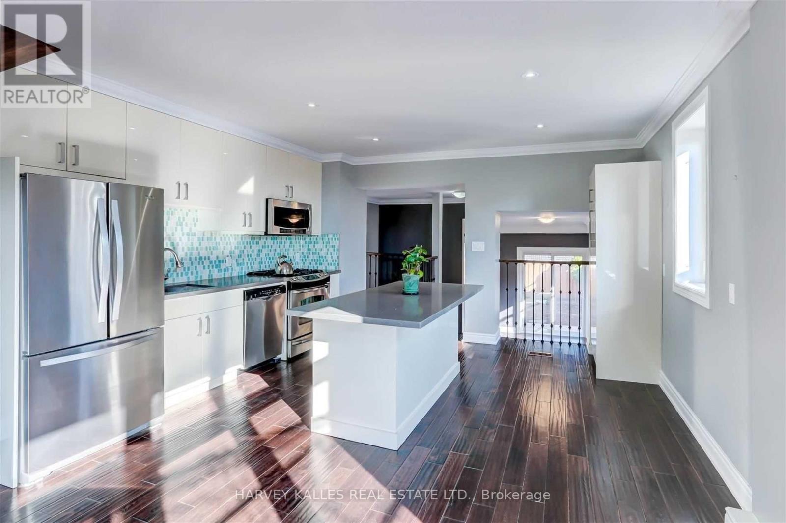 58 Sandford Avenue, Toronto, Ontario  M4L 2E7 - Photo 7 - E12195956