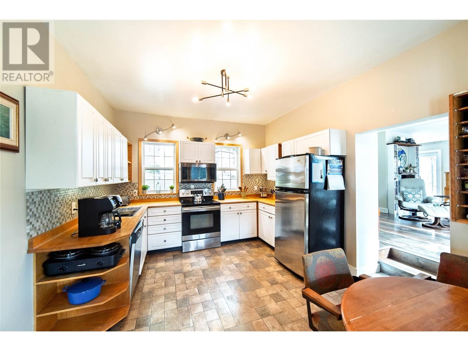 9270 Campbell Street, Moyie, British Columbia  V0B 2A0 - Photo 10 - 10345011