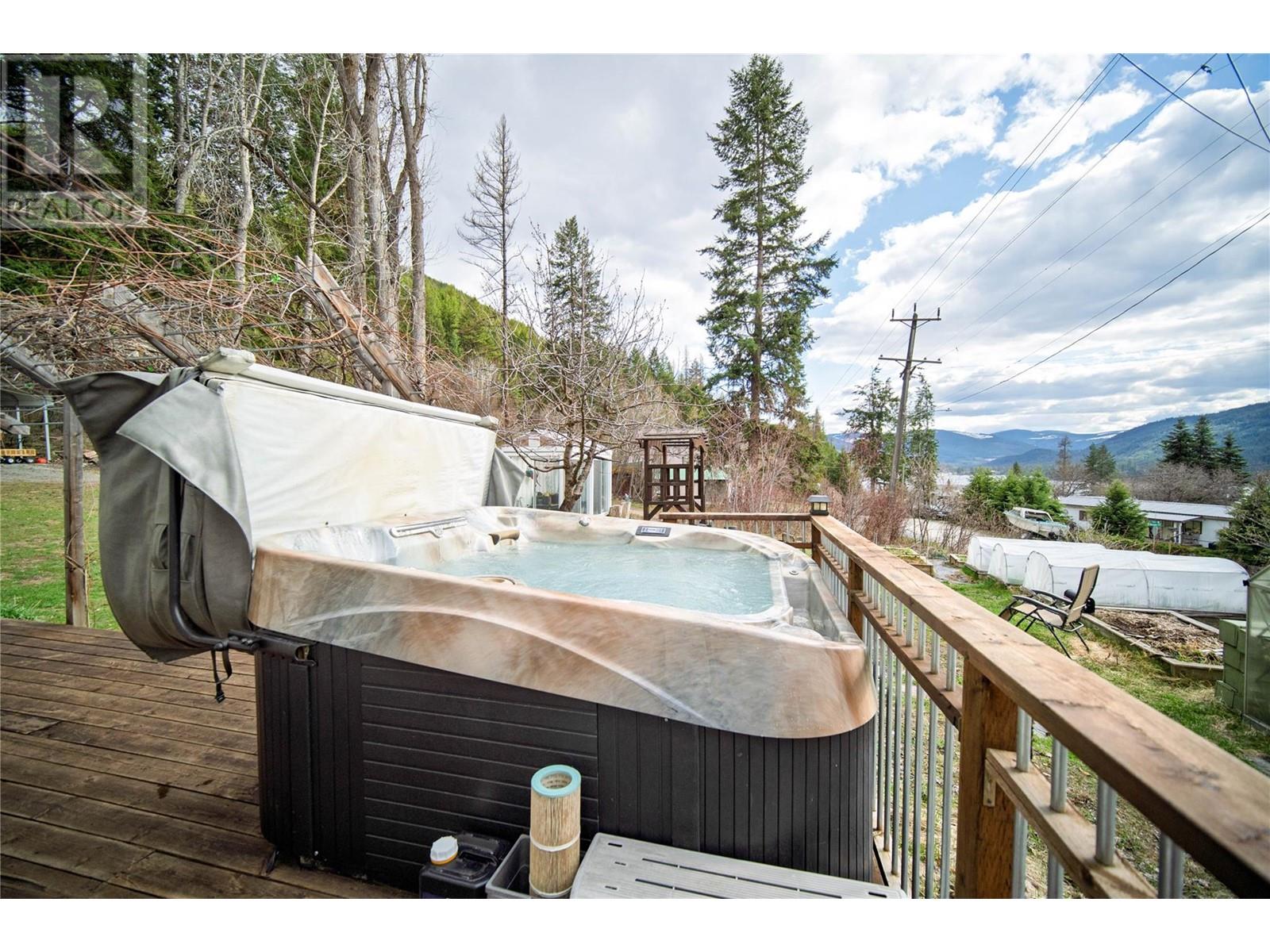 9270 Campbell Street, Moyie, British Columbia  V0B 2A0 - Photo 31 - 10345011