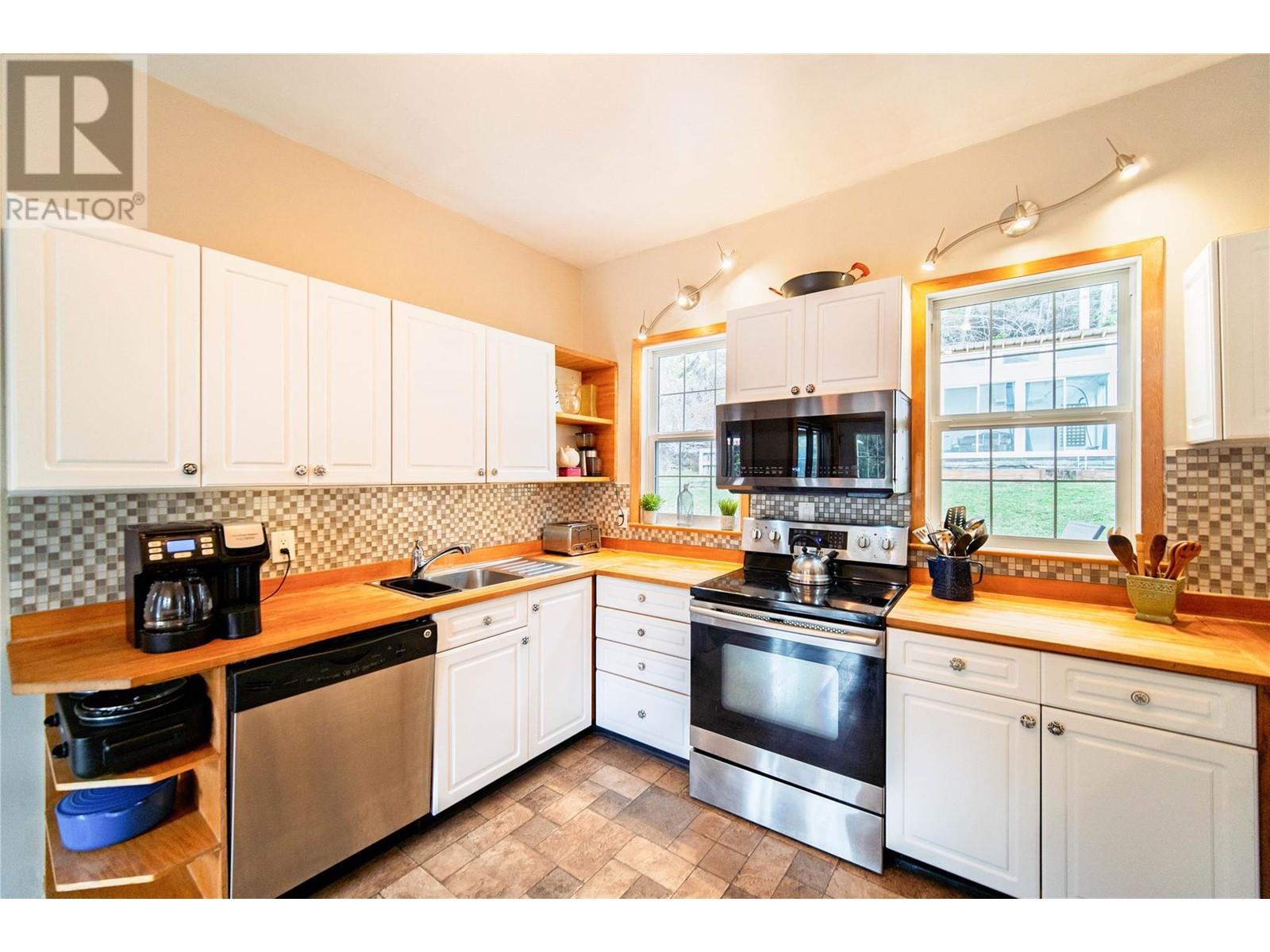 9270 Campbell Street, Moyie, British Columbia  V0B 2A0 - Photo 11 - 10345011