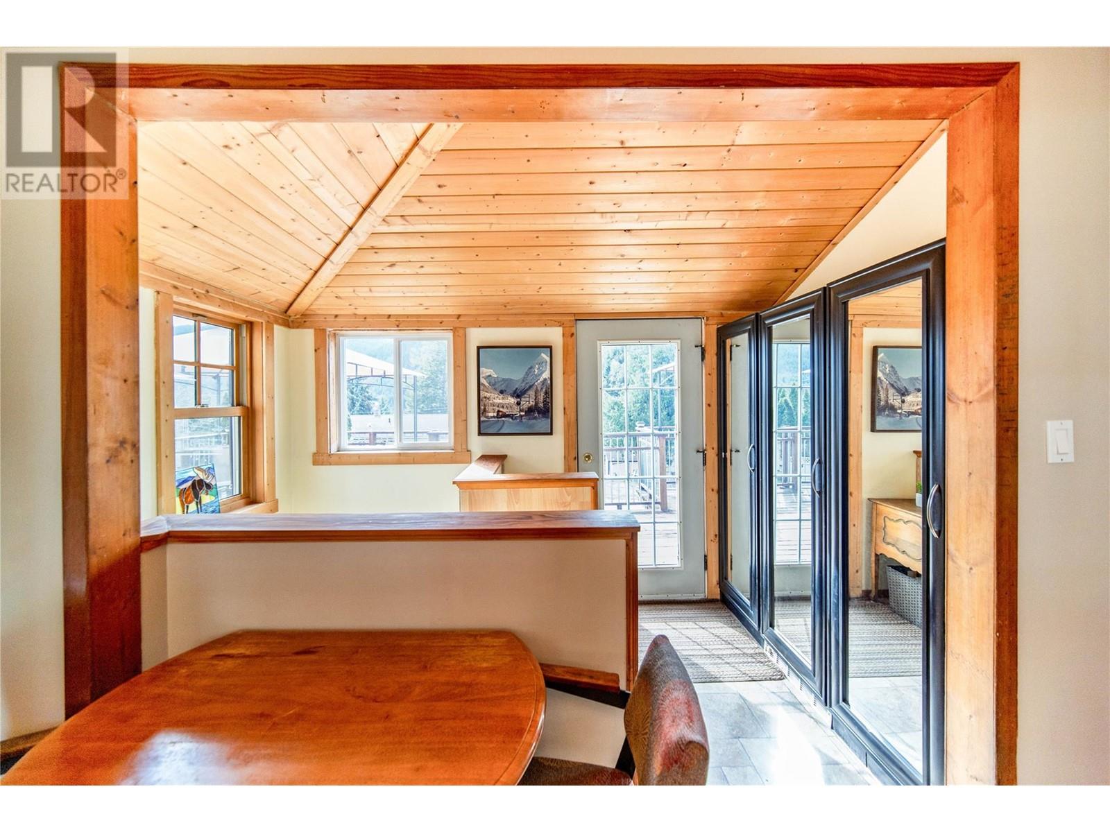 9270 Campbell Street, Moyie, British Columbia  V0B 2A0 - Photo 7 - 10345011