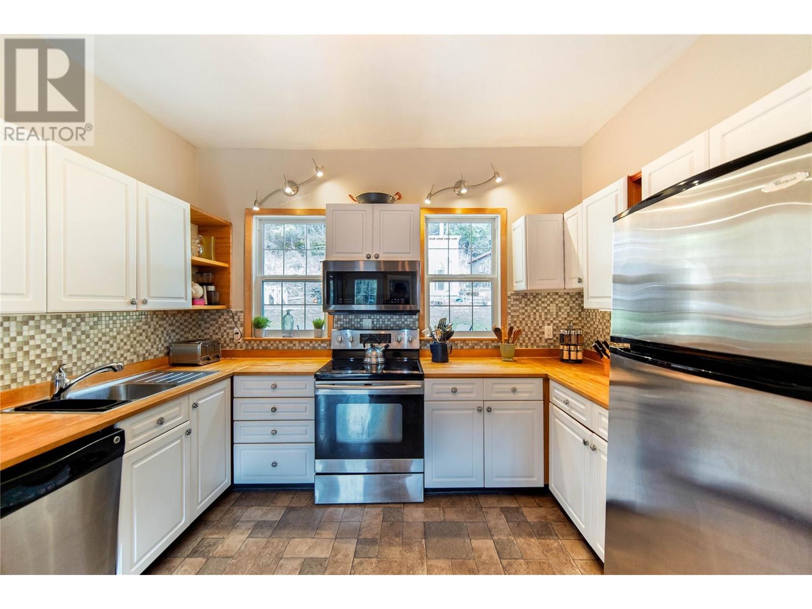 9270 Campbell Street, Moyie, British Columbia  V0B 2A0 - Photo 9 - 10345011