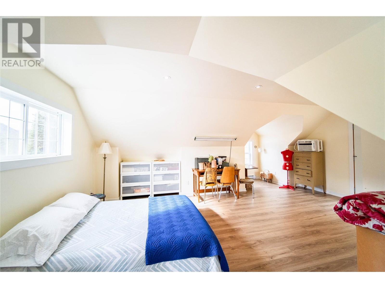 9270 Campbell Street, Moyie, British Columbia  V0B 2A0 - Photo 38 - 10345011