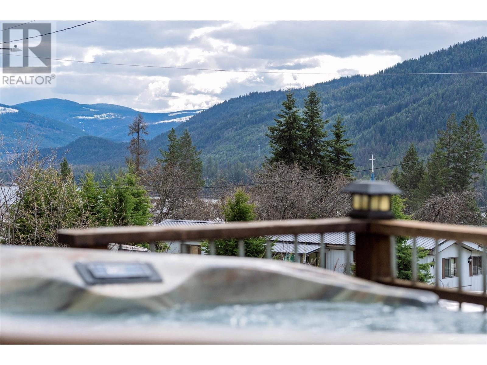 9270 Campbell Street, Moyie, British Columbia  V0B 2A0 - Photo 32 - 10345011