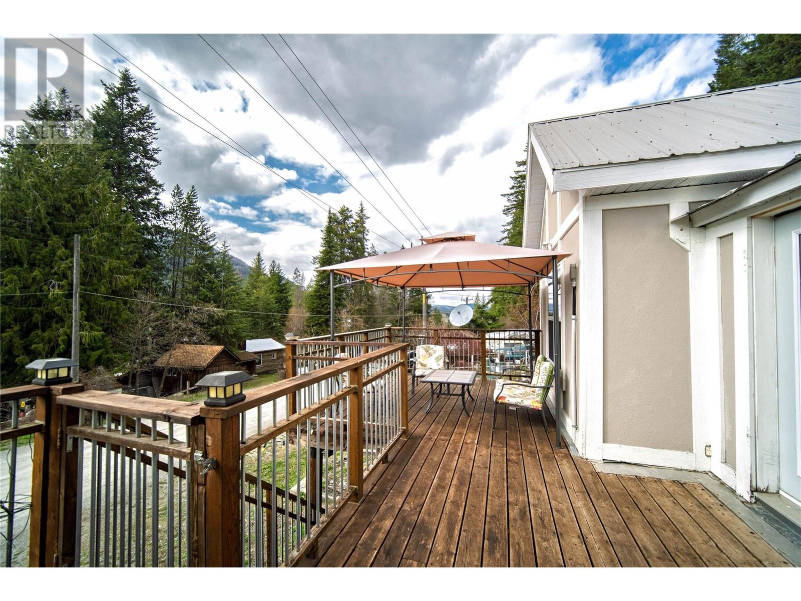 9270 Campbell Street, Moyie, British Columbia  V0B 2A0 - Photo 5 - 10345011