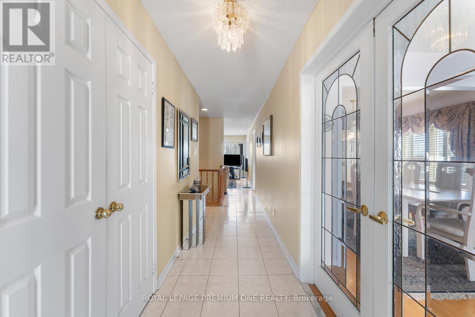 14 Carrick Avenue, Georgina, Ontario  L4P 3R4 - Photo 3 - N12195962