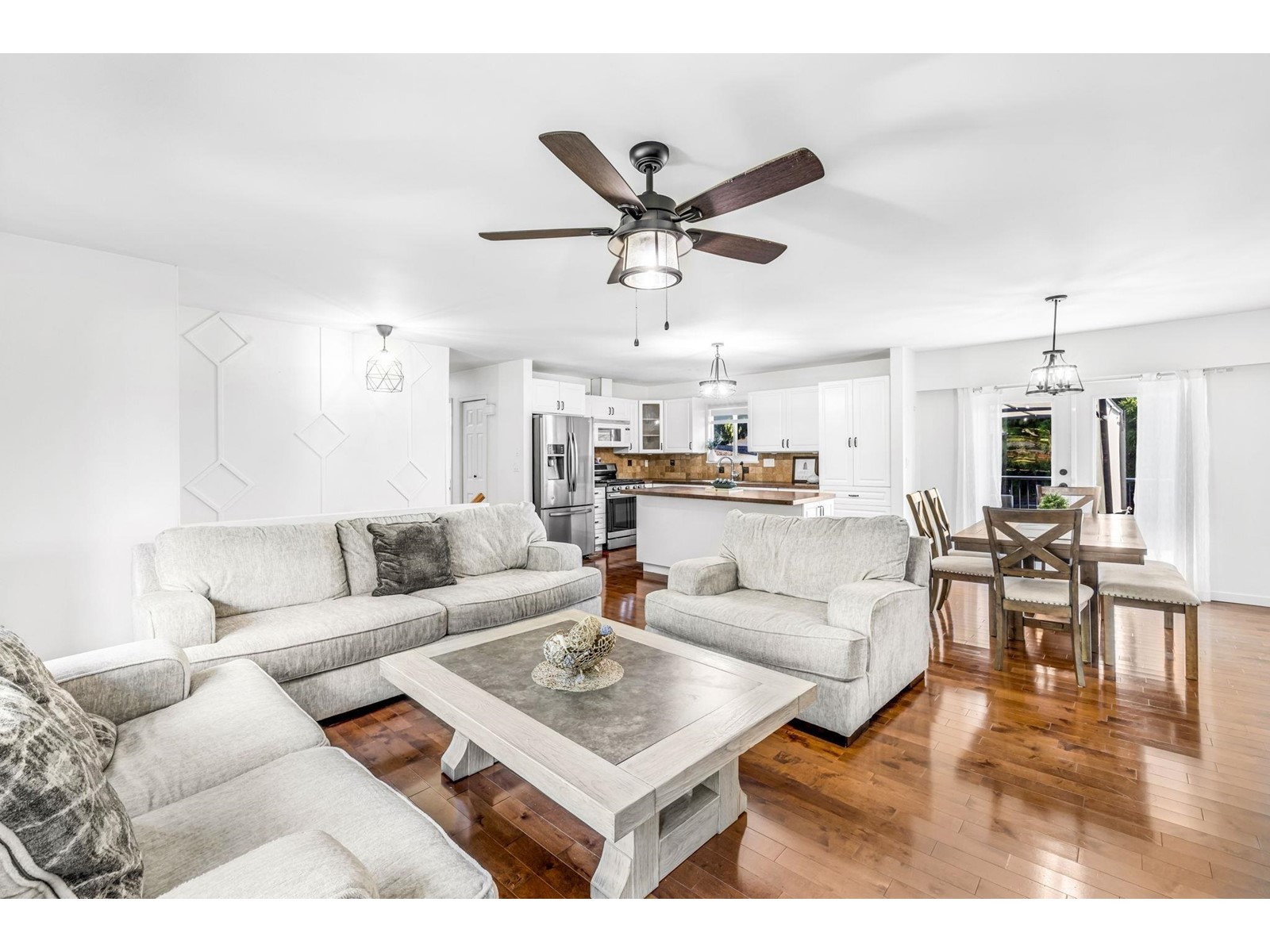 13822 92a Avenue, Surrey, British Columbia  V3V 6Y6 - Photo 3 - R3010337