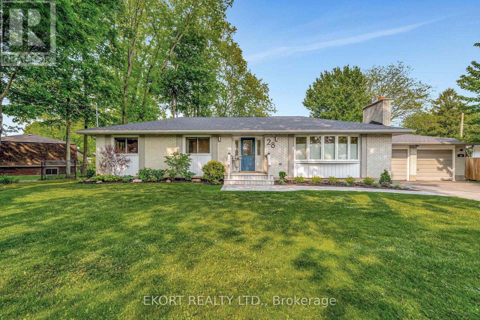 28 Fenwood Crescent, Prince Edward County, Ontario K8N 4Z7 - Photo 2 - X12196103