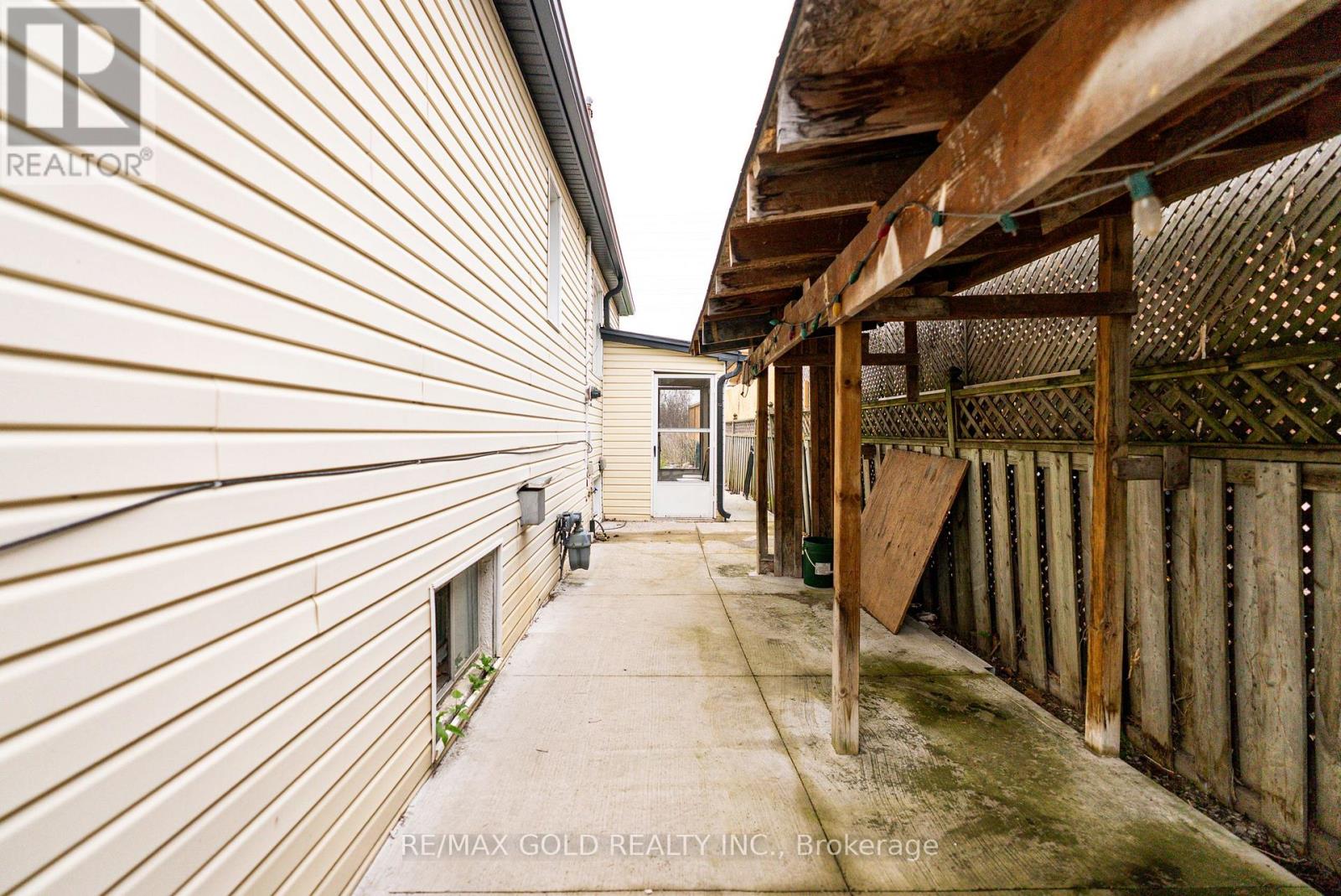 1328 Cawthra Road, Mississauga (Mineola), Ontario  L5G 4K9 - Photo 34 - W12195909