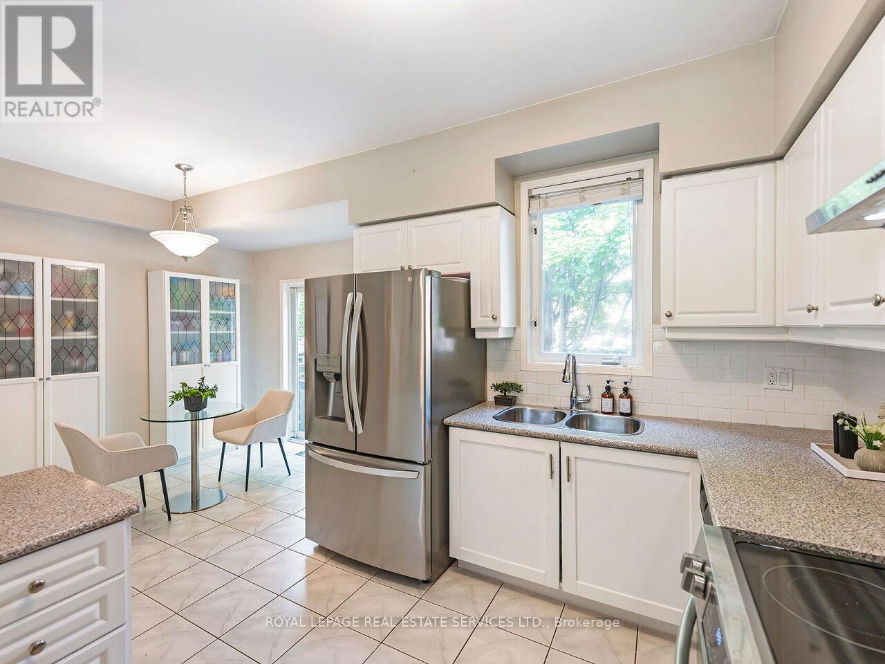 535 Oxford Street, Toronto, Ontario  M8Y 4H2 - Photo 15 - W12195921