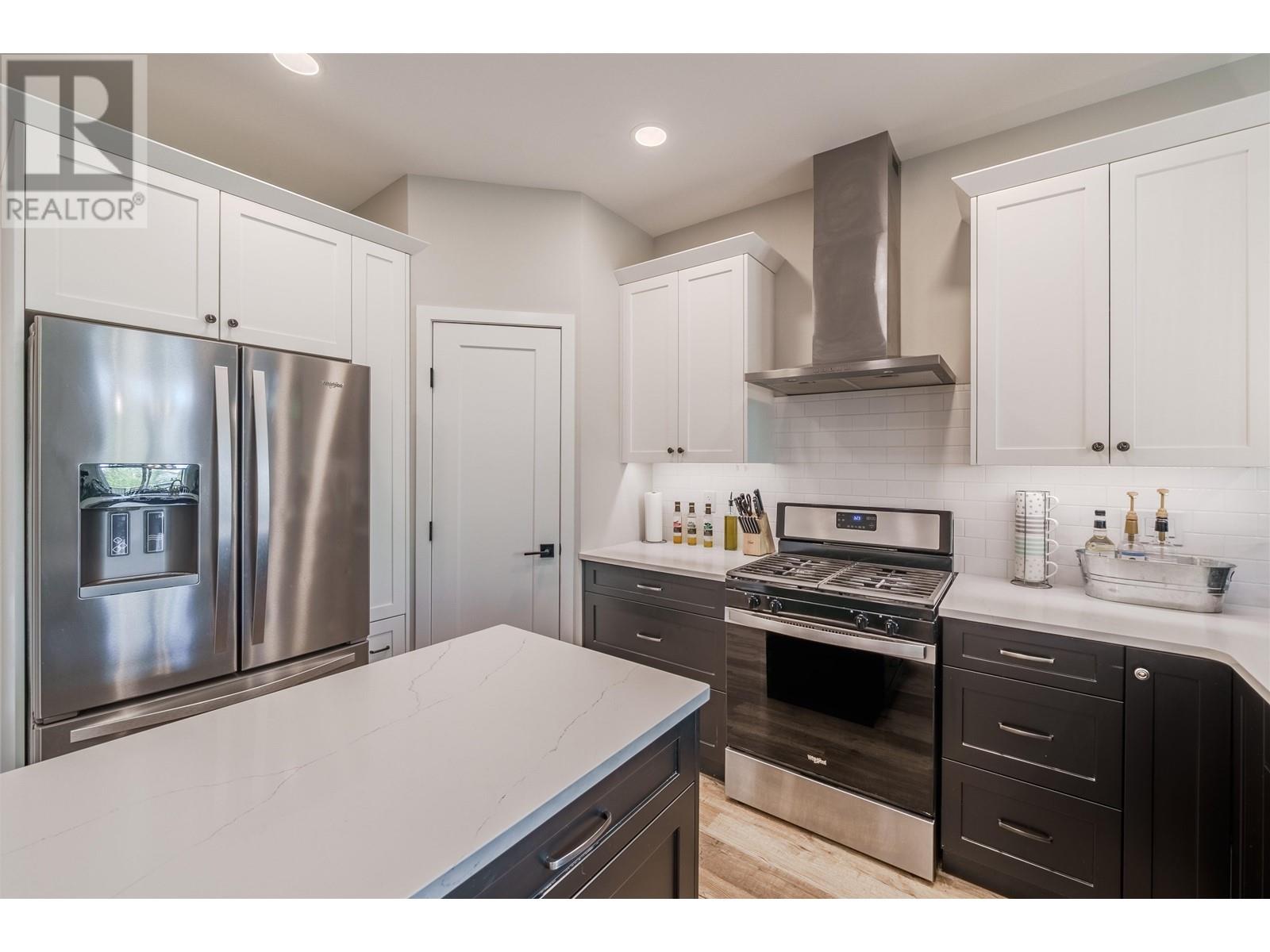 910 Spruce Place, 100 Mile House, British Columbia  V0K 2E0 - Photo 12 - R3011278