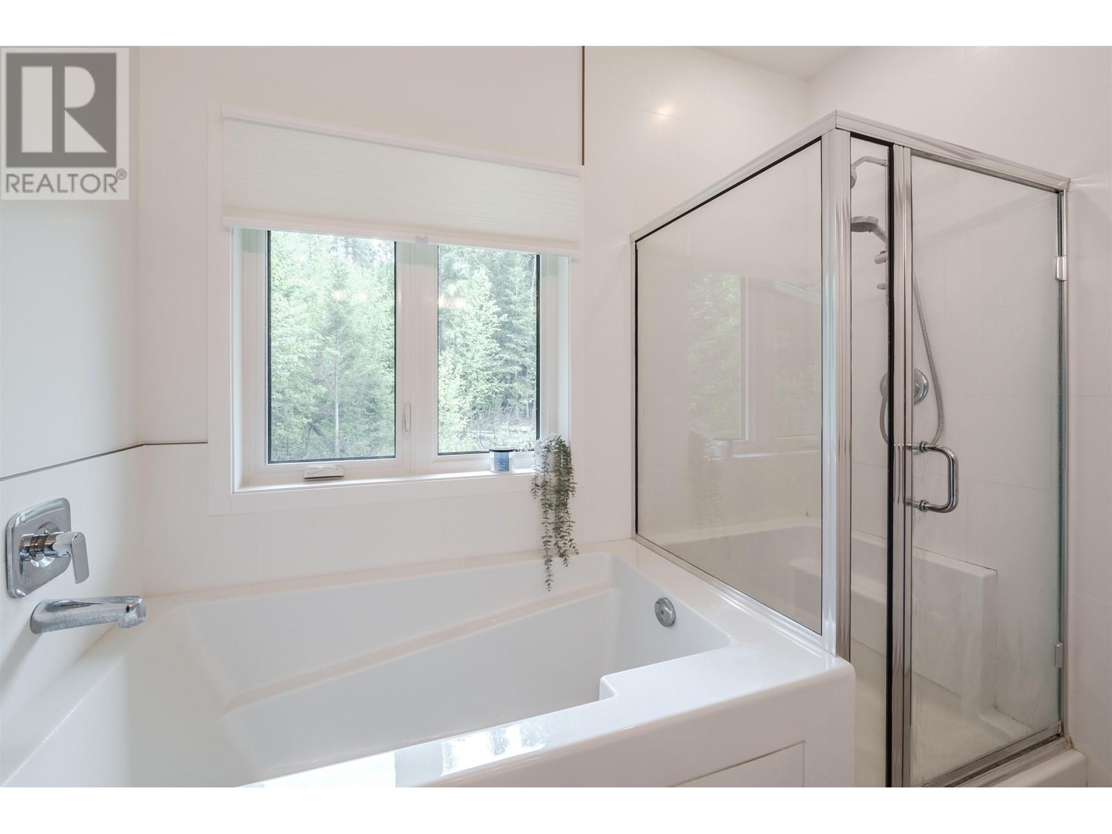 910 Spruce Place, 100 Mile House, British Columbia  V0K 2E0 - Photo 30 - R3011278