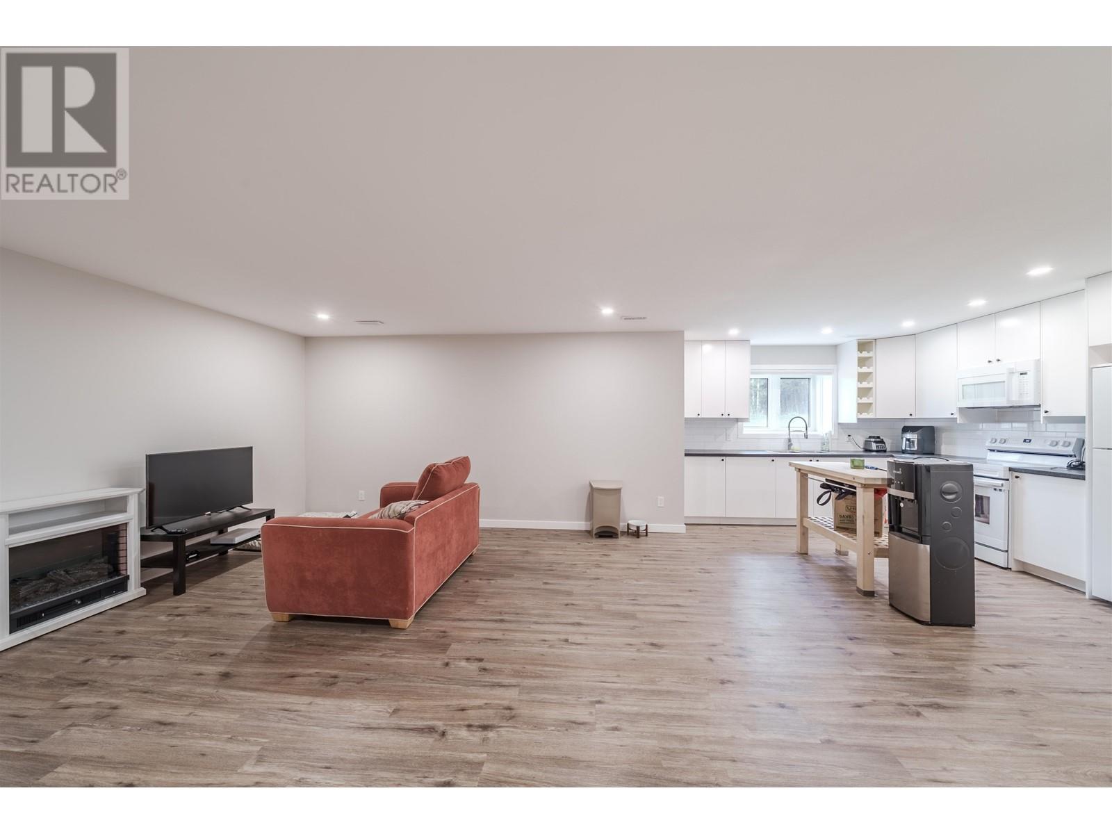 910 Spruce Place, 100 Mile House, British Columbia  V0K 2E0 - Photo 34 - R3011278