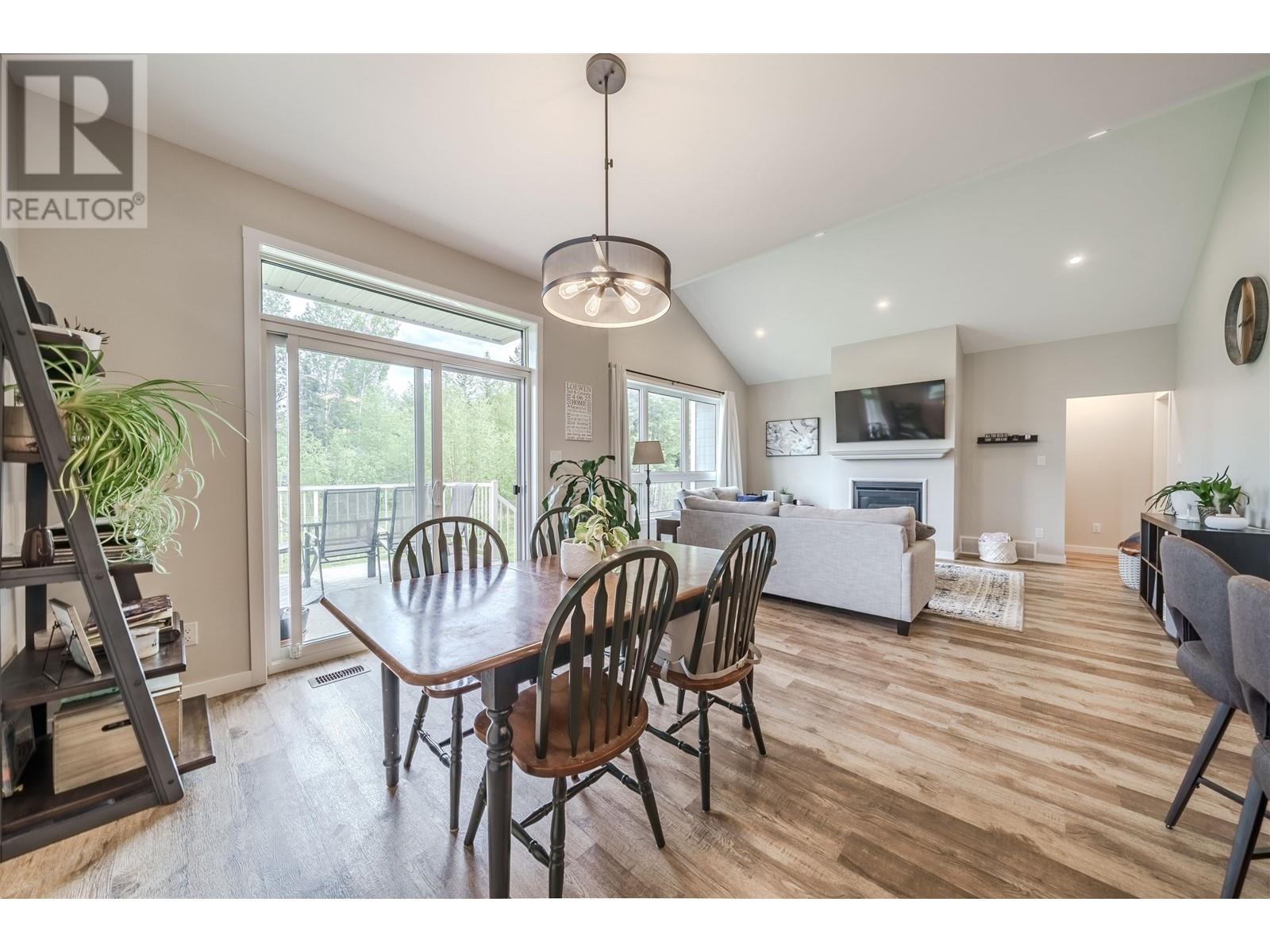 910 Spruce Place, 100 Mile House, British Columbia  V0K 2E0 - Photo 18 - R3011278