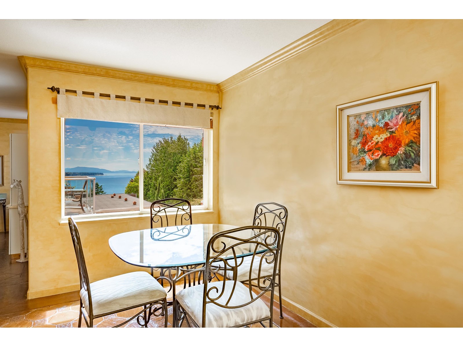 104 14934 Thrift Avenue, White Rock, British Columbia  V4B 2J9 - Photo 8 - R3011069