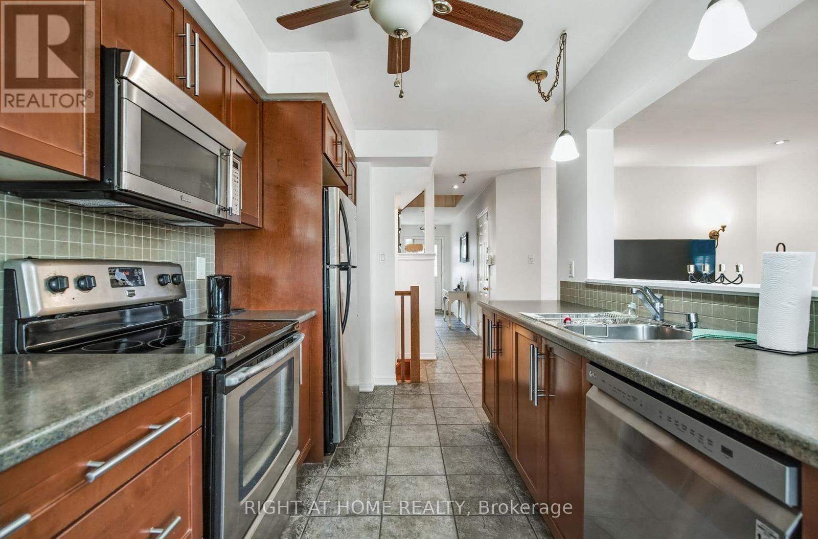 55 - 7 Southside Place, Hamilton, Ontario  L9C 7W6 - Photo 11 - X12195977