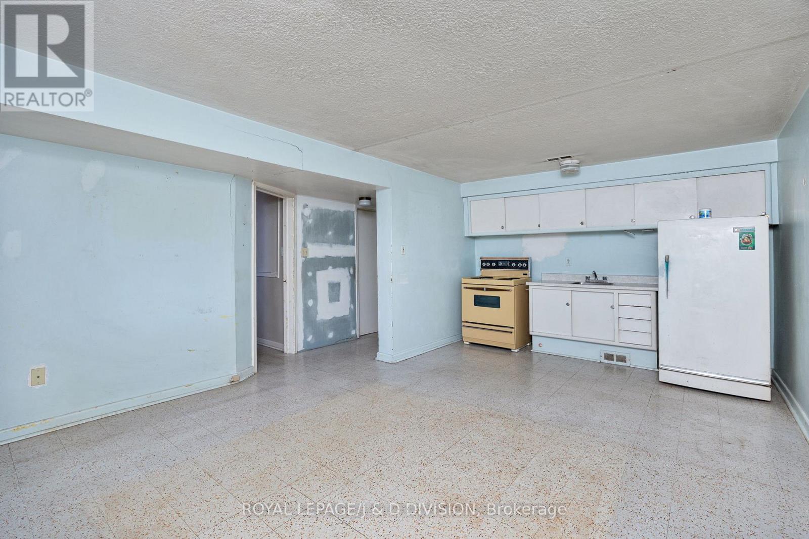51 Edinborough Court, Toronto (Rockcliffe-Smythe), Ontario  M6N 2E9 - Photo 25 - W11976828