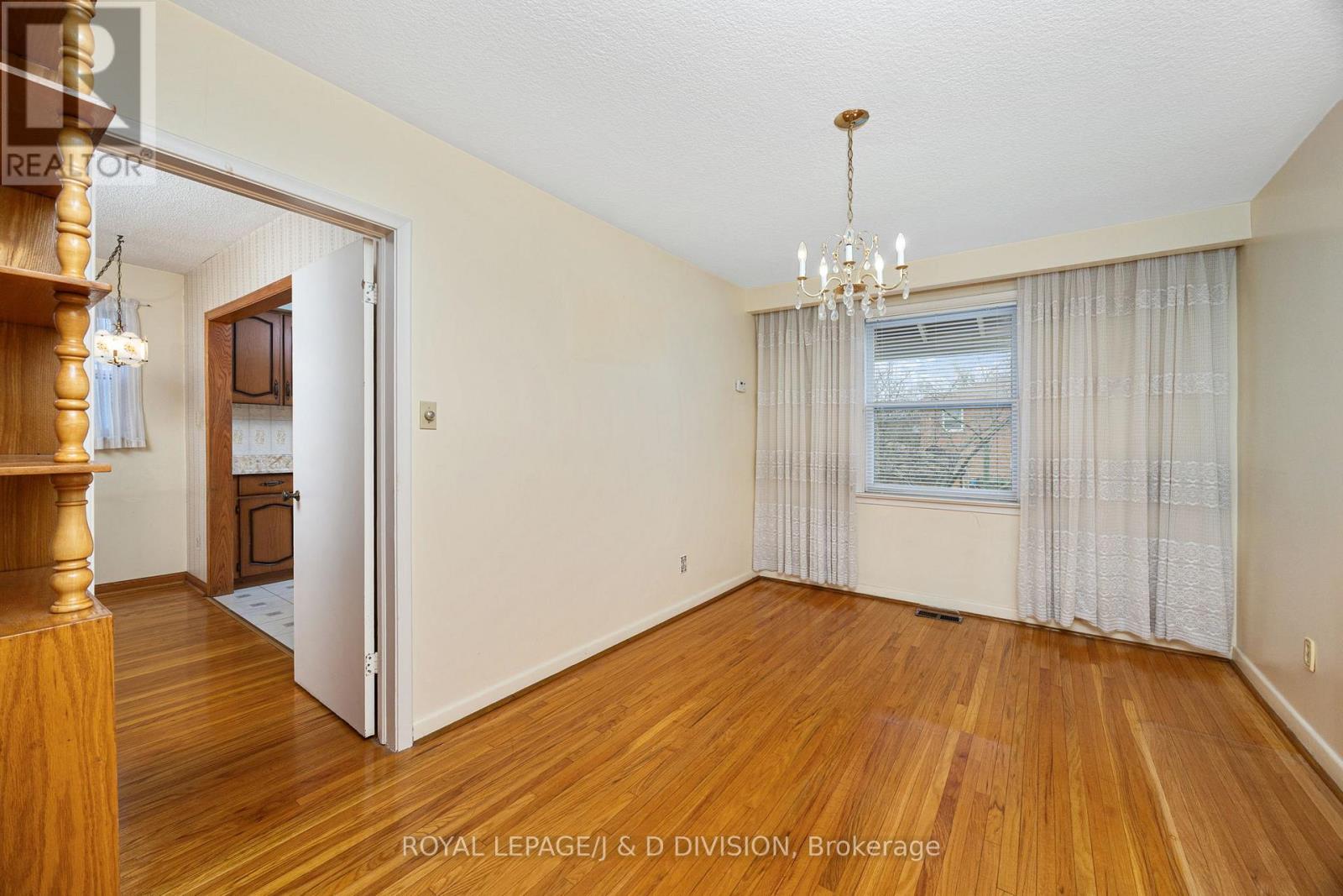 51 Edinborough Court, Toronto (Rockcliffe-Smythe), Ontario  M6N 2E9 - Photo 10 - W11976828