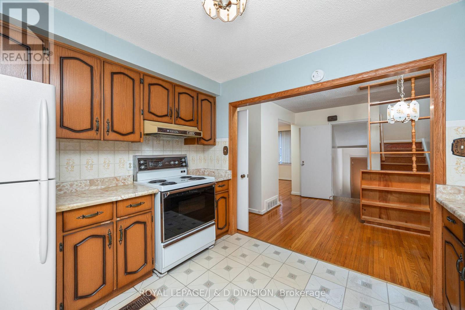 51 Edinborough Court, Toronto (Rockcliffe-Smythe), Ontario  M6N 2E9 - Photo 14 - W11976828