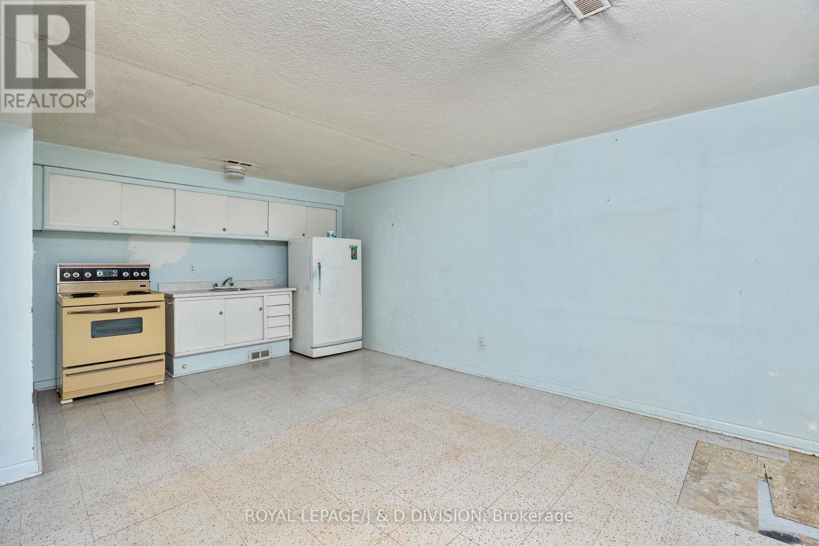 51 Edinborough Court, Toronto (Rockcliffe-Smythe), Ontario  M6N 2E9 - Photo 24 - W11976828