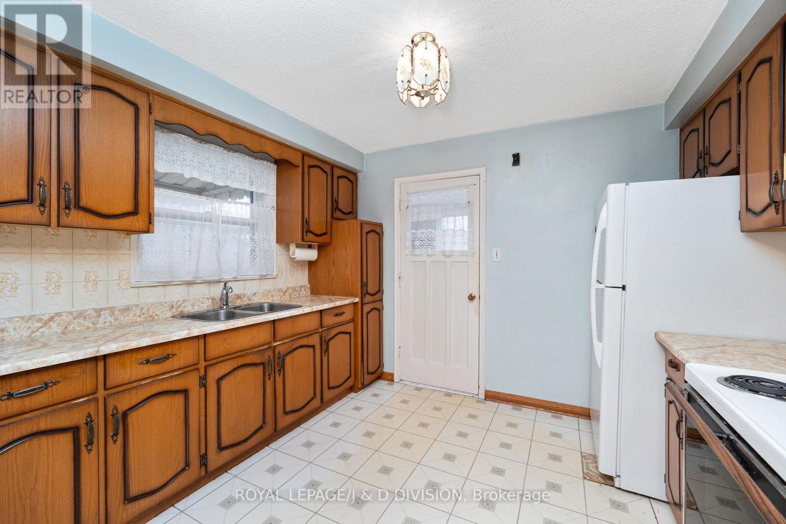 51 Edinborough Court, Toronto (Rockcliffe-Smythe), Ontario  M6N 2E9 - Photo 12 - W11976828