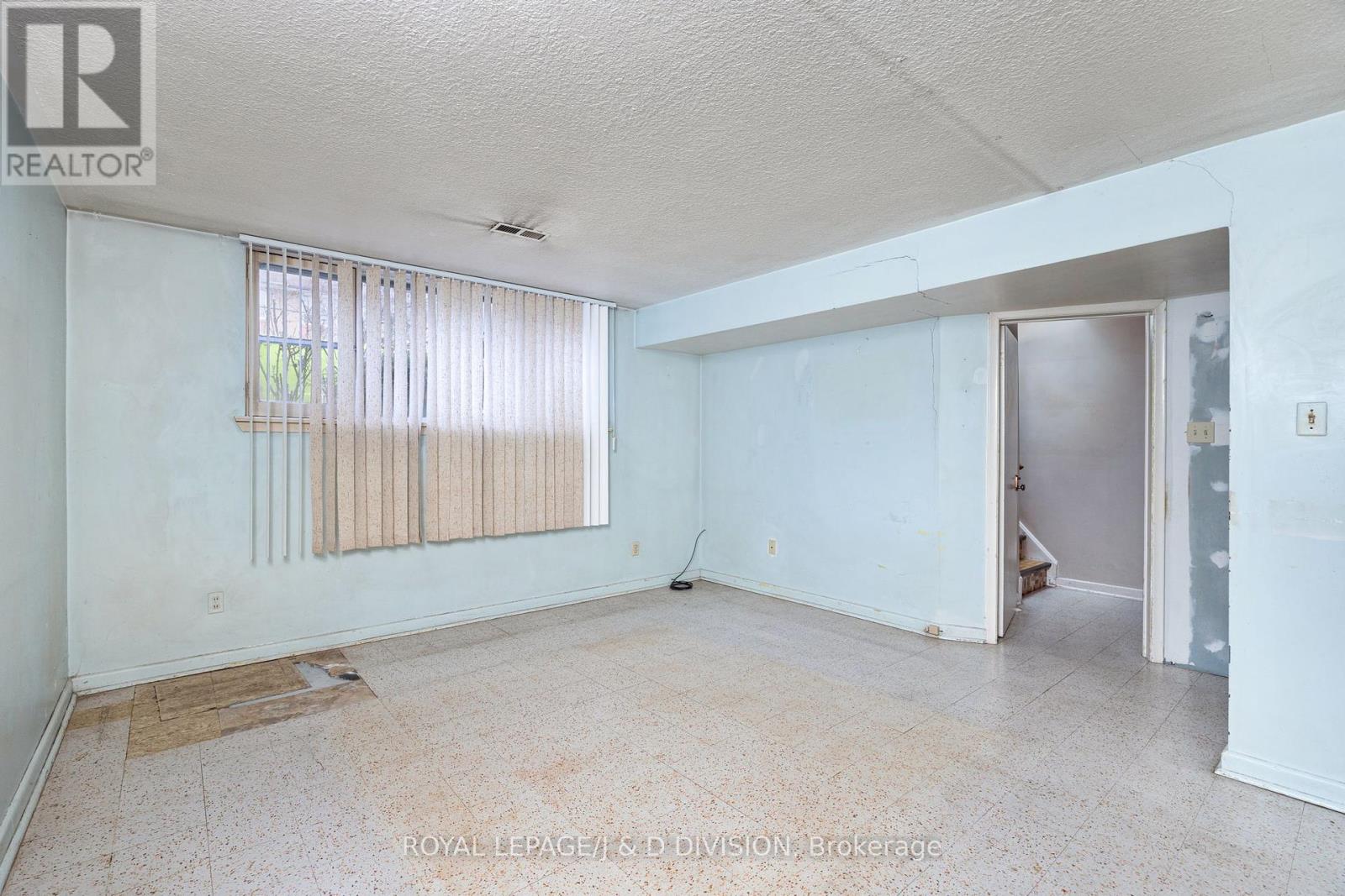 51 Edinborough Court, Toronto (Rockcliffe-Smythe), Ontario  M6N 2E9 - Photo 27 - W11976828