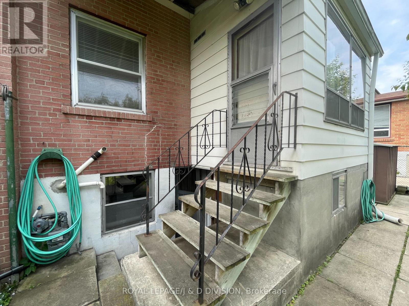51 Edinborough Court, Toronto (Rockcliffe-Smythe), Ontario  M6N 2E9 - Photo 32 - W11976828