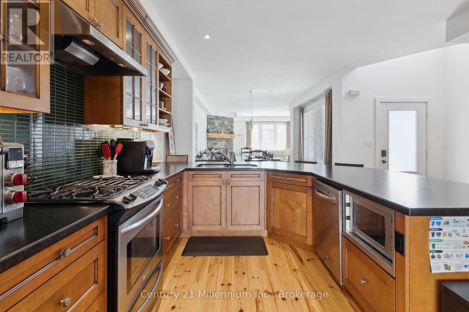 102 Comet Lane, Blue Mountains, Ontario  L9Y 0B8 - Photo 10 - X12196079
