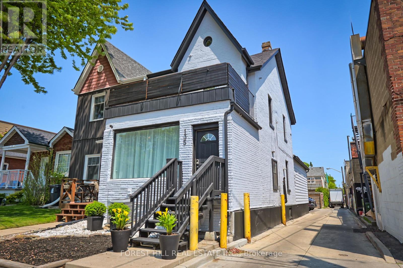 <div class="slider-price">$899,000</div><p>135 Fifth Street, Toronto, Ontario</p>