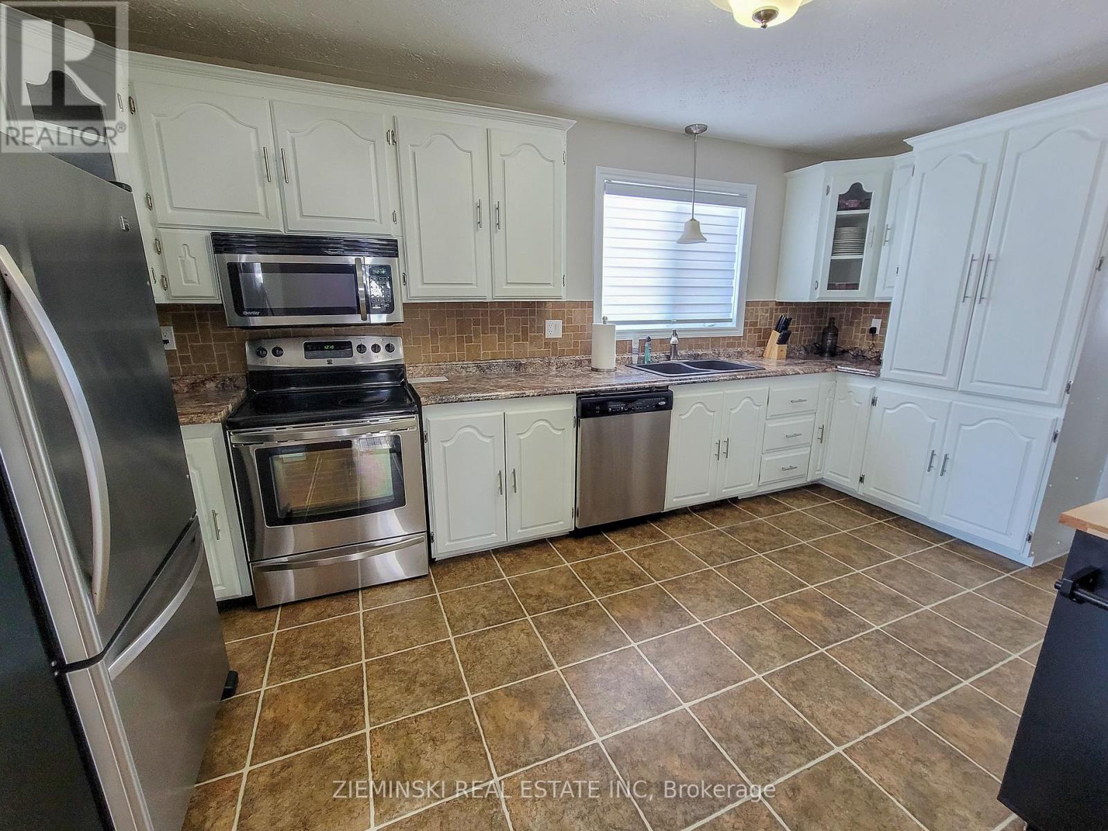 677 Victoria Road, Iroquois Falls, Ontario  P0K 1G0 - Photo 5 - T12114233
