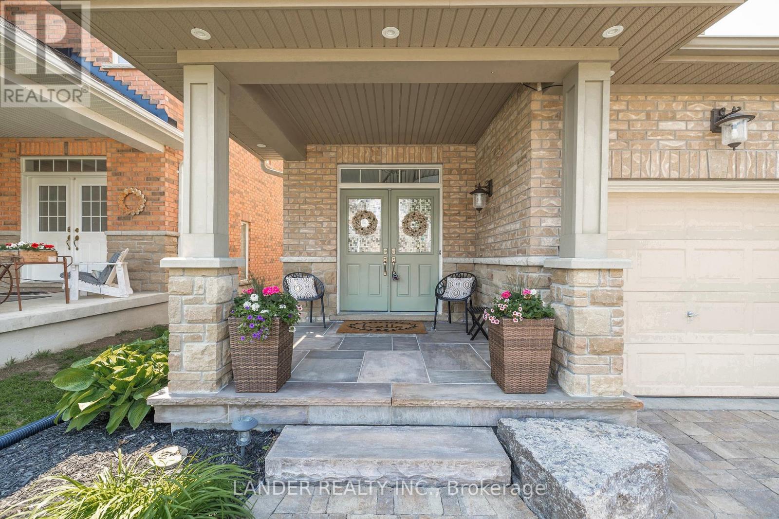 20 Don Rose Boulevard, East Gwillimbury, Ontario  L0G 1M0 - Photo 2 - N12196098