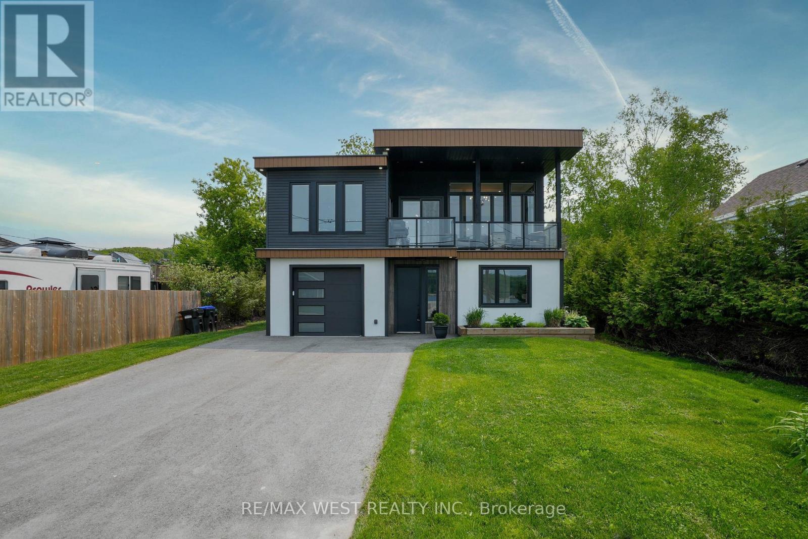 171 Fox Street, Penetanguishene, Ontario  L9M 1E7 - Photo 1 - S12196101