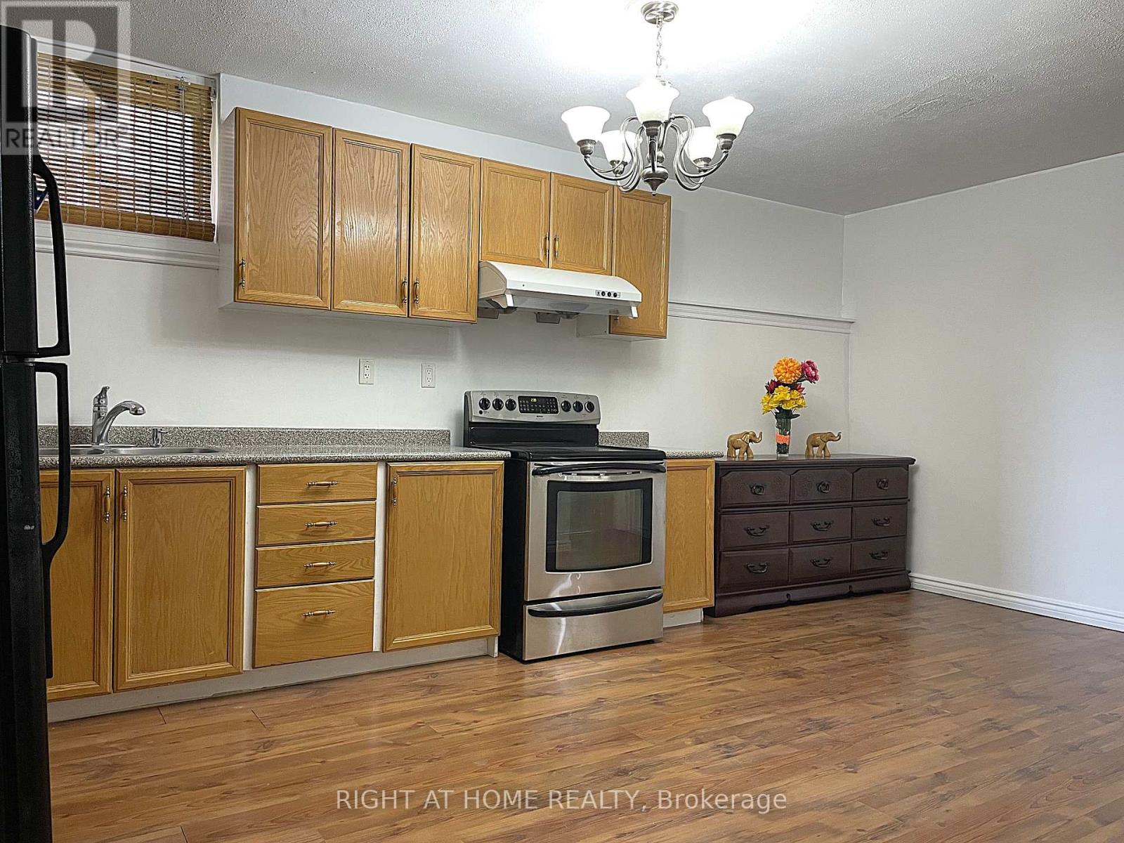 26 Weymouth Road, Barrie, Ontario  L4M 6R9 - Photo 12 - S12196110