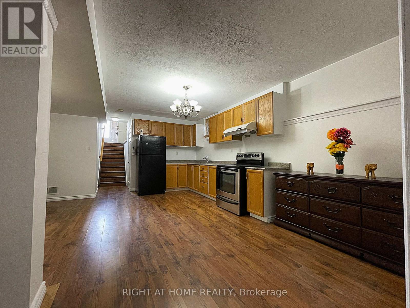 26 Weymouth Road, Barrie, Ontario  L4M 6R9 - Photo 13 - S12196110