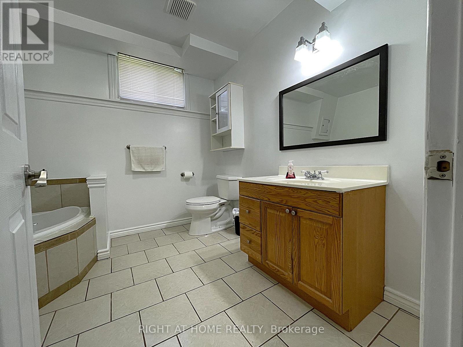 26 Weymouth Road, Barrie, Ontario  L4M 6R9 - Photo 16 - S12196110