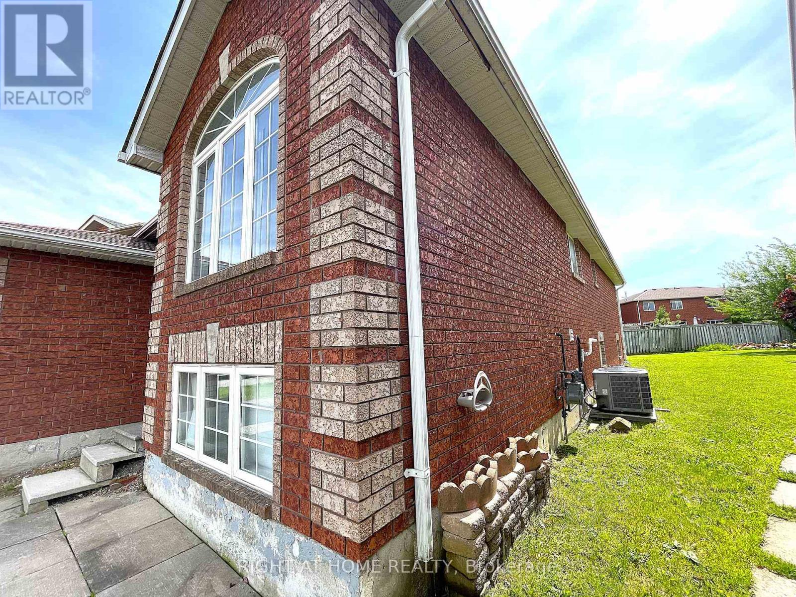 26 Weymouth Road, Barrie, Ontario  L4M 6R9 - Photo 3 - S12196110