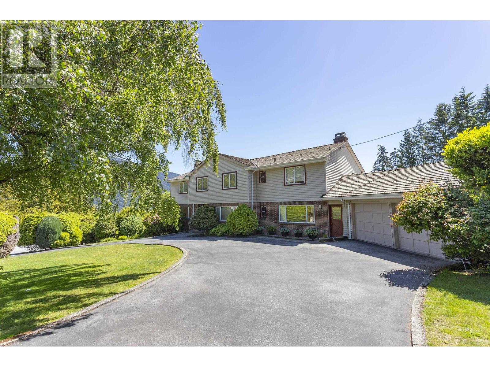 588 ST. ANDREWS PLACE, West Vancouver, British Columbia