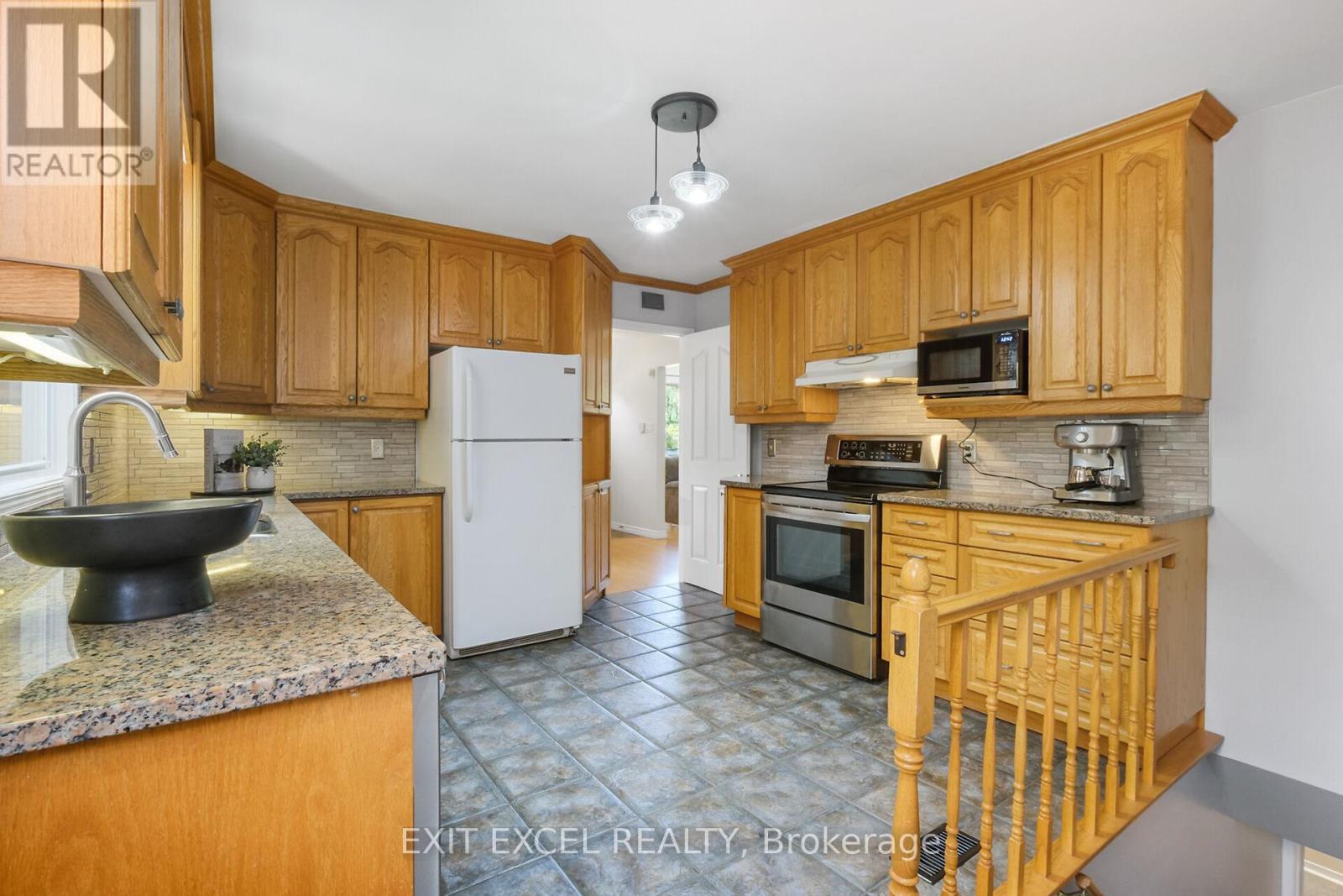 396 Roxdale Avenue, Ottawa, Ontario  K1E 1V5 - Photo 10 - X12196253