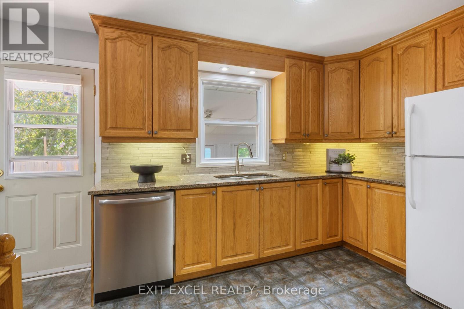396 Roxdale Avenue, Ottawa, Ontario  K1E 1V5 - Photo 11 - X12196253