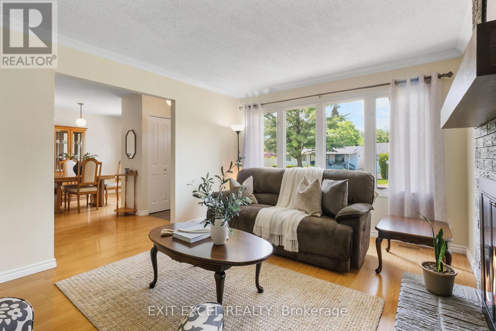 396 Roxdale Avenue, Ottawa, Ontario  K1E 1V5 - Photo 5 - X12196253