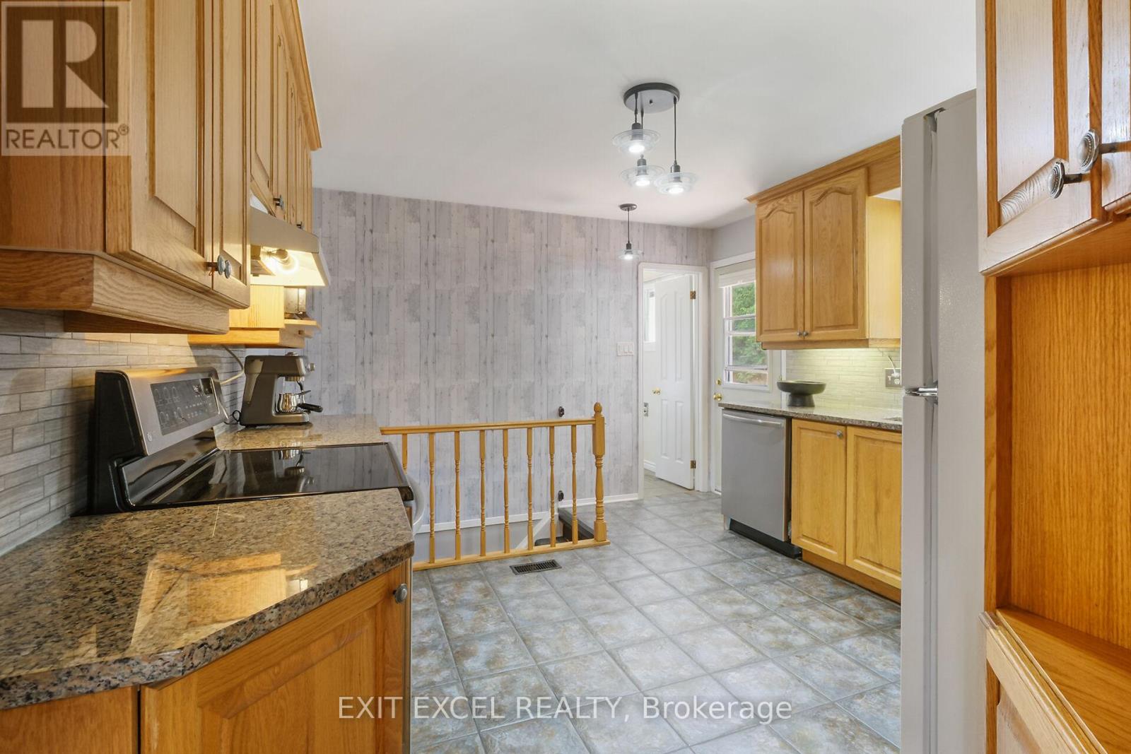 396 Roxdale Avenue, Ottawa, Ontario  K1E 1V5 - Photo 9 - X12196253