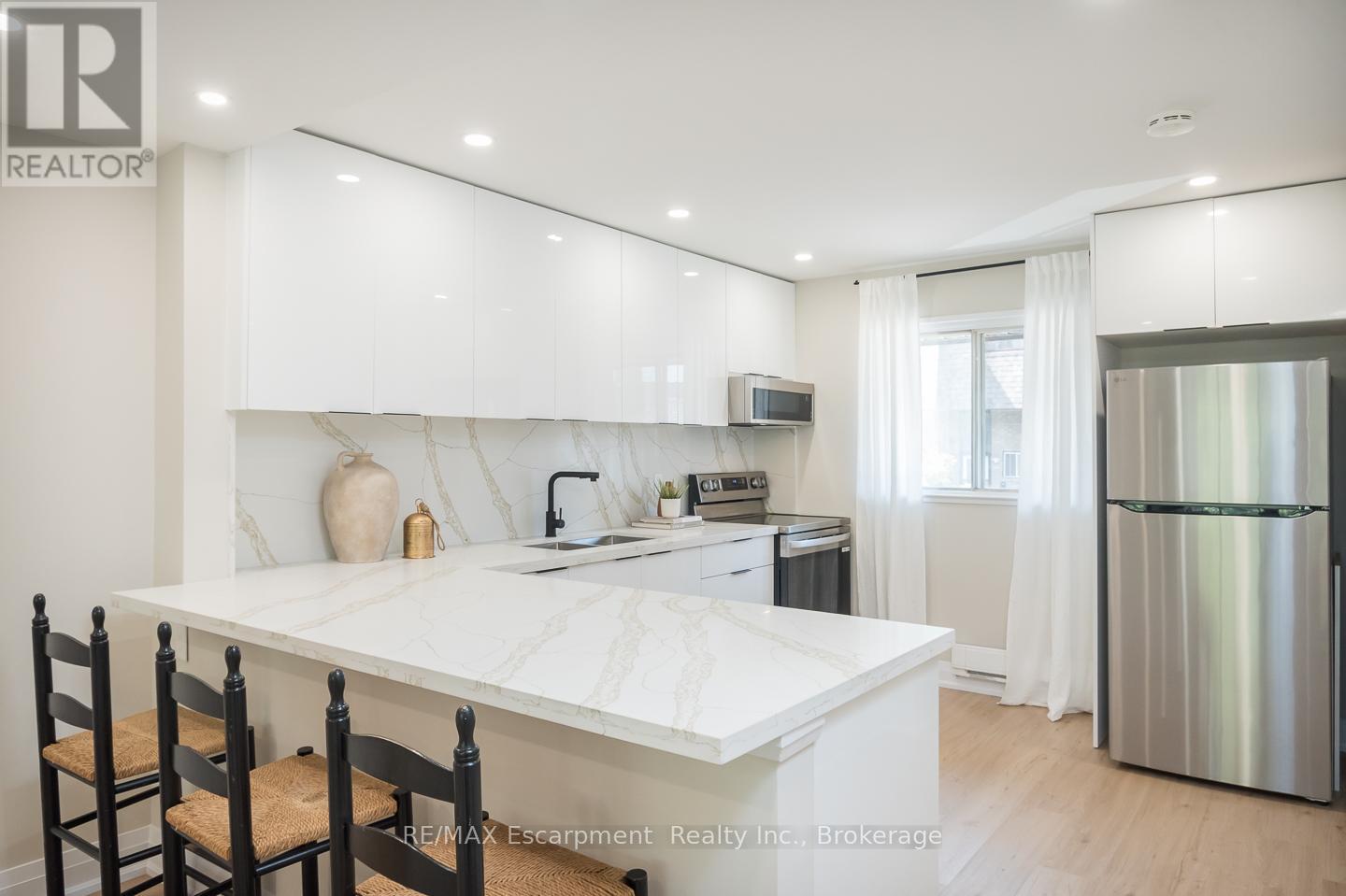 11 - 180 Mississauga Valley Boulevard, Mississauga, Ontario  L5A 3M2 - Photo 5 - W12196176