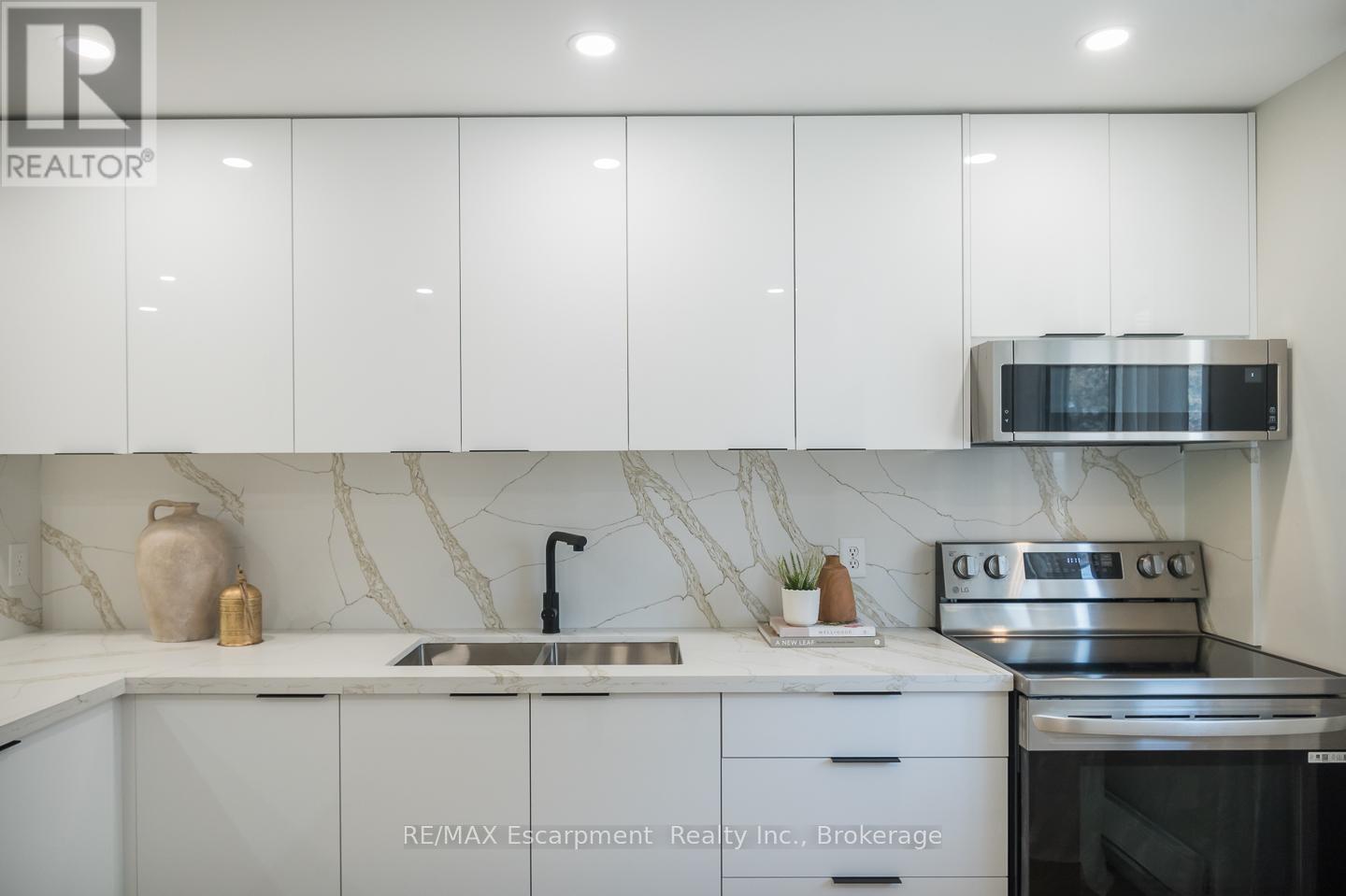 11 - 180 Mississauga Valley Boulevard, Mississauga, Ontario  L5A 3M2 - Photo 6 - W12196176