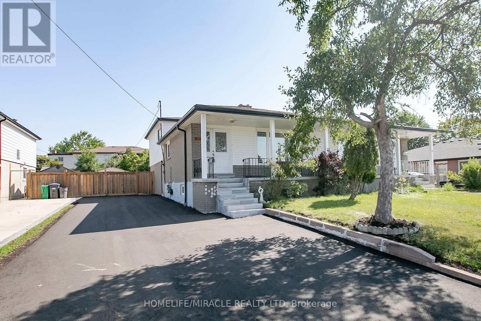 11 Dartford Road, Brampton, Ontario  L6T 2Z3 - Photo 2 - W12196072