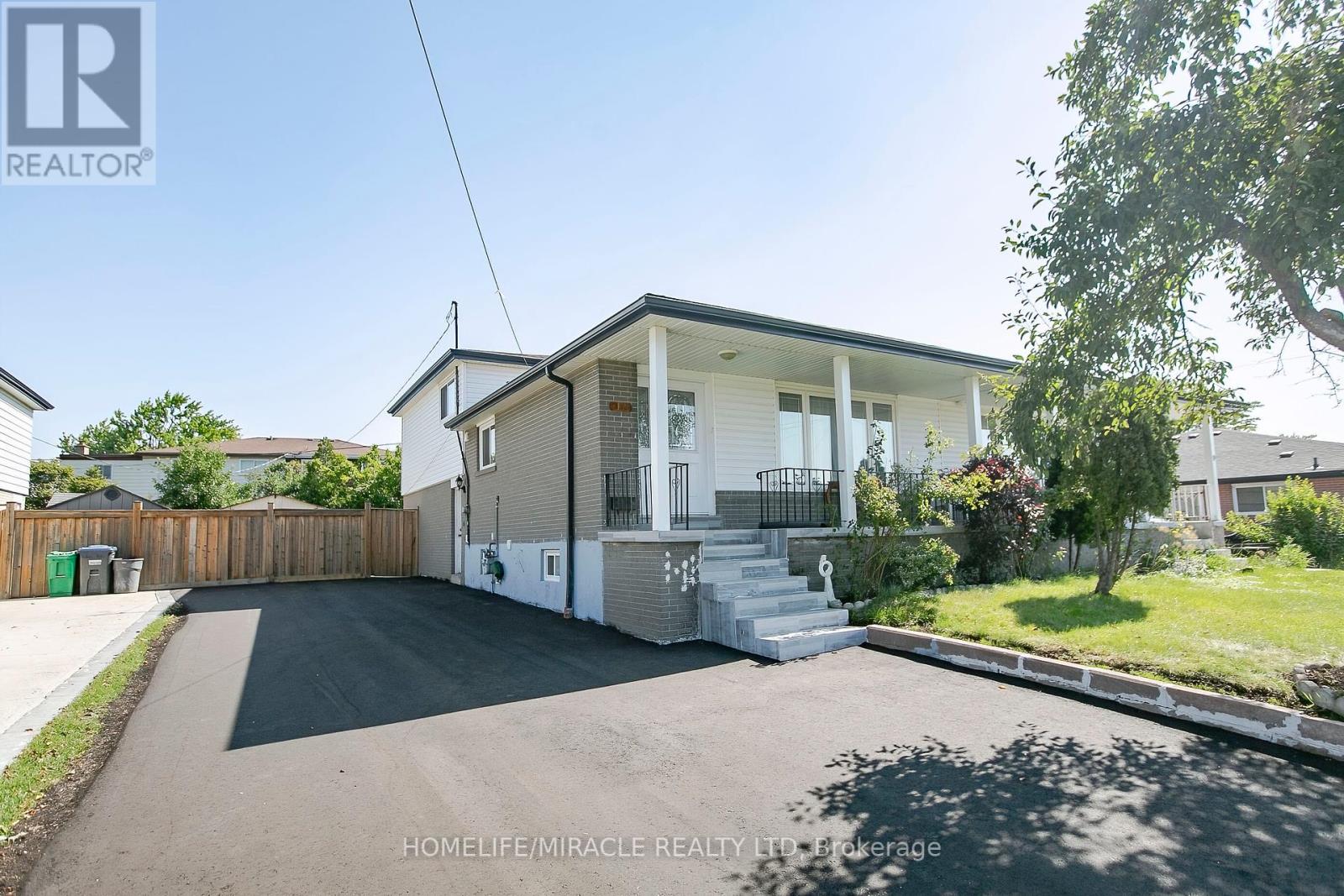 11 Dartford Road, Brampton, Ontario  L6T 2Z3 - Photo 3 - W12196072