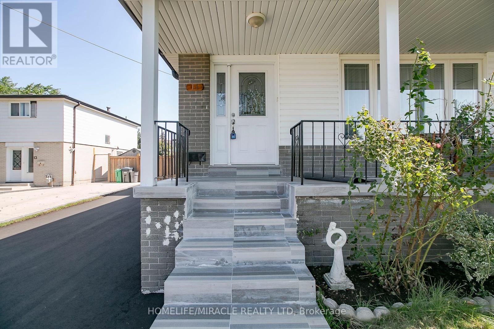 11 Dartford Road, Brampton, Ontario  L6T 2Z3 - Photo 4 - W12196072