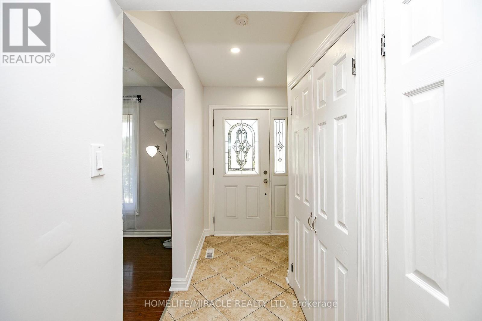 11 Dartford Road, Brampton, Ontario  L6T 2Z3 - Photo 6 - W12196072
