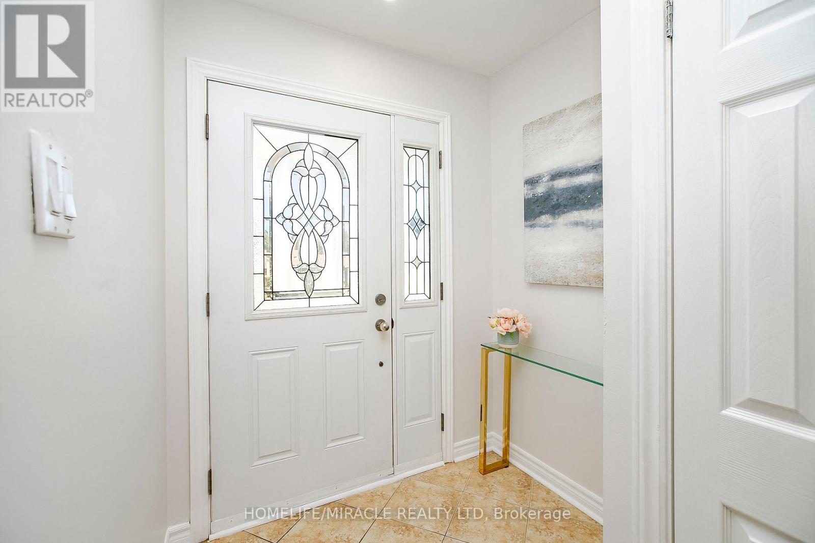 11 Dartford Road, Brampton, Ontario  L6T 2Z3 - Photo 7 - W12196072